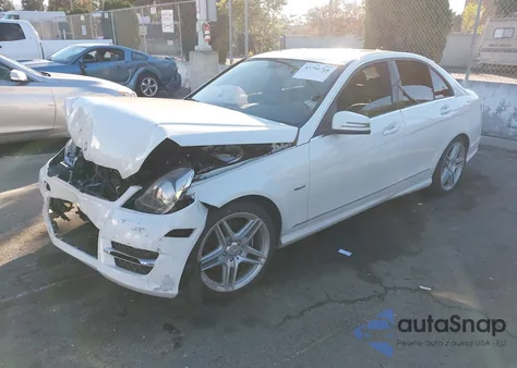 2012 Mercedes-Benz C 250 Sport z USA, uszkodzony, nr VIN WDDGF4HB5CR220797